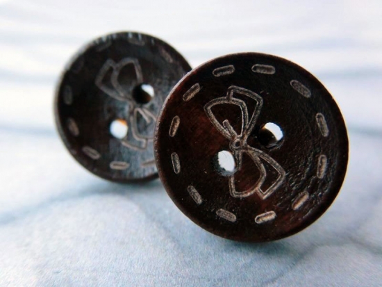 Preview: Holzknopf Ohrstecker mit Schleife Naht Gravur